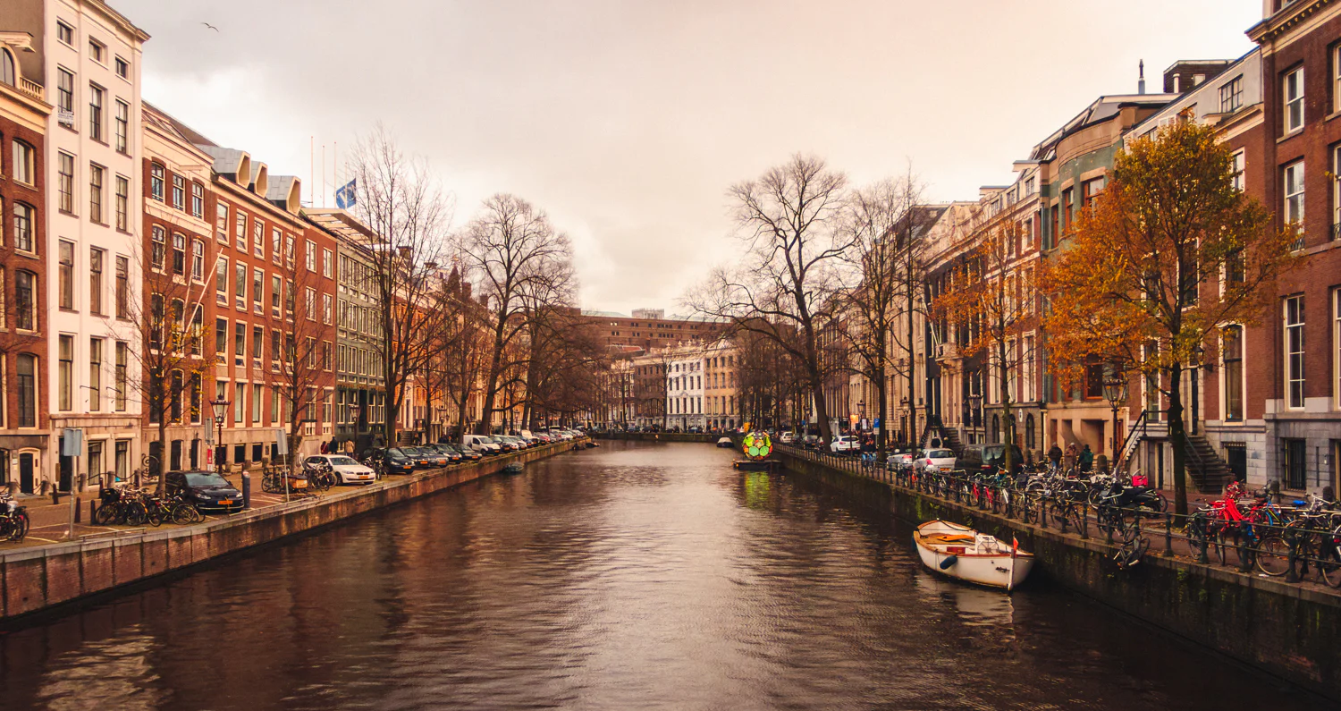 Fotografía de un canal en Ámsterdam